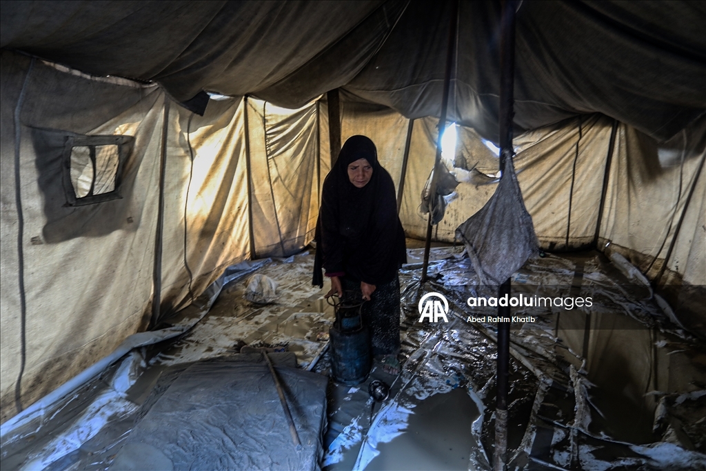 В Газе дожди затопили палатки перемещенных палестинцев