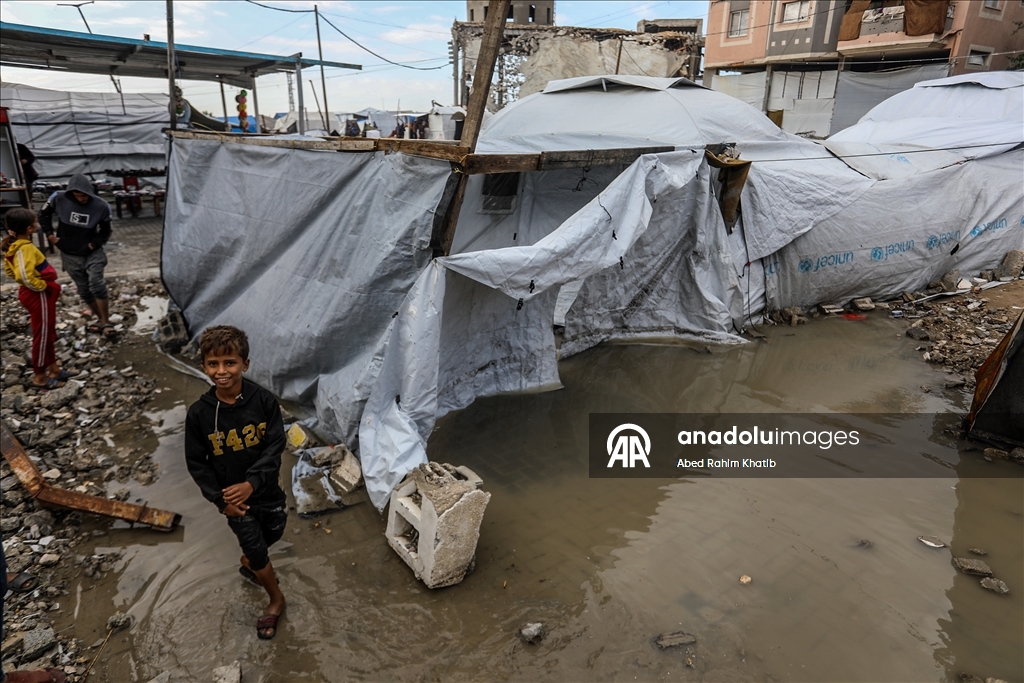 В Газе дожди затопили палатки перемещенных палестинцев