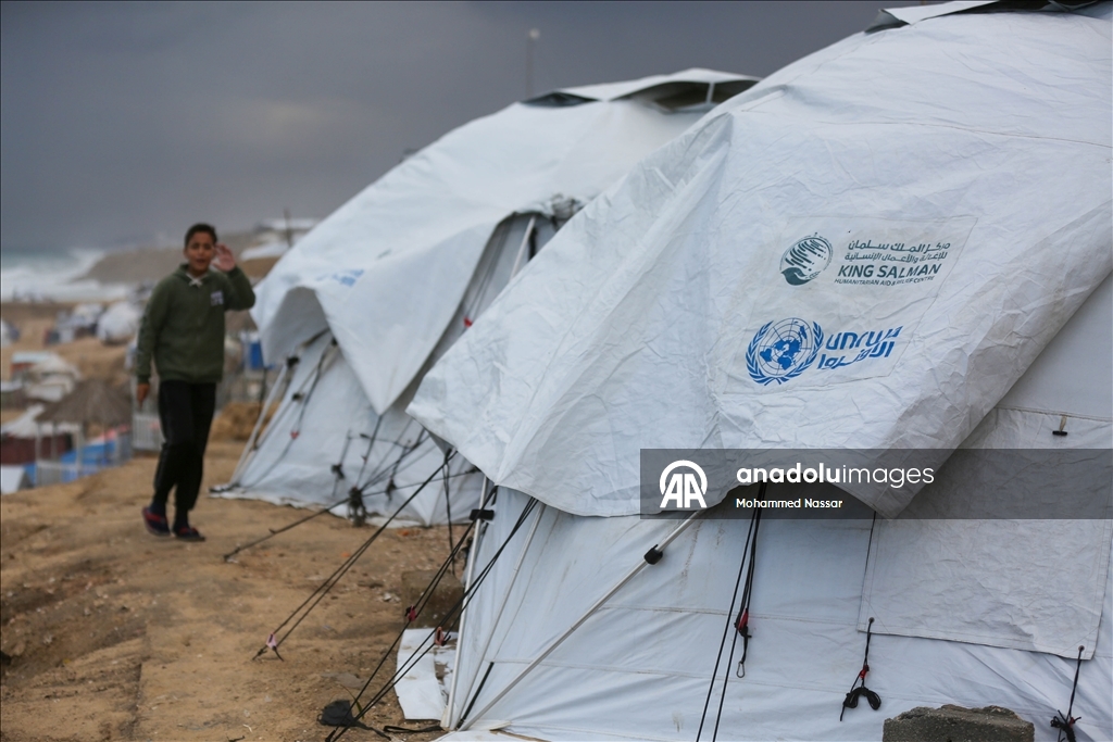 Перемещённые семьи в Дейр-эль-Балахе выживают в тяжёлых условиях под дождём и холодом