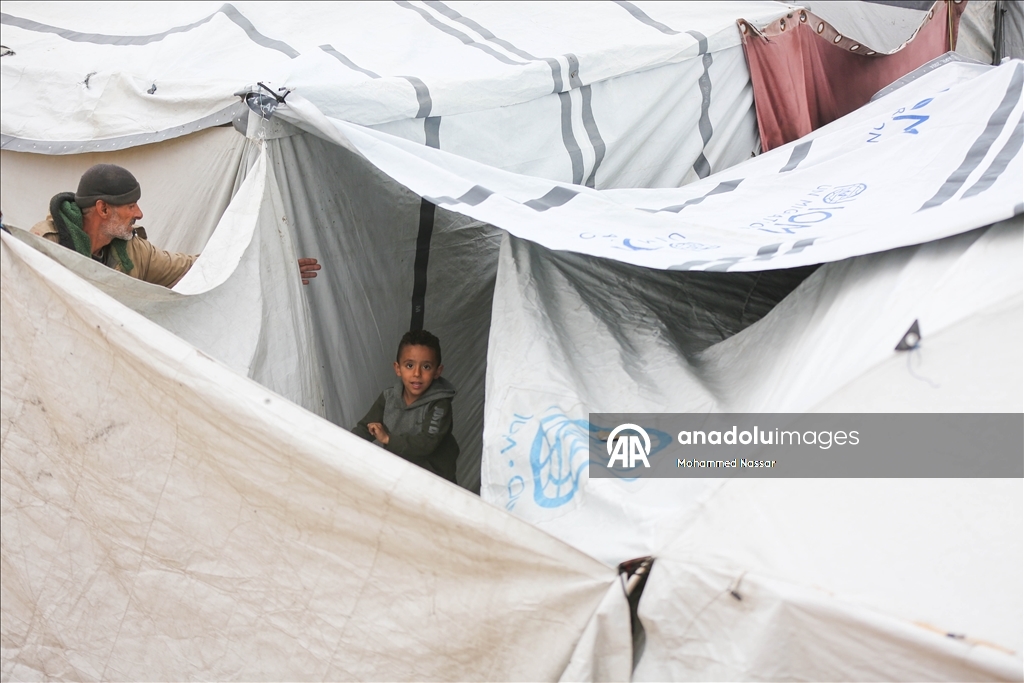 Перемещённые семьи в Дейр-эль-Балахе выживают в тяжёлых условиях под дождём и холодом