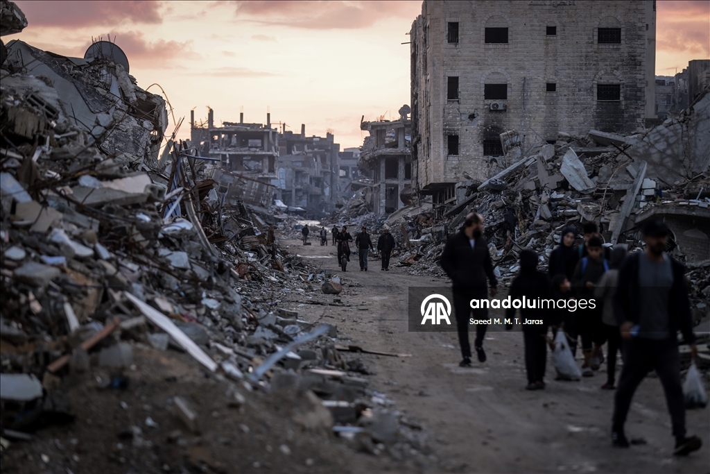 Палестинские семьи в Газе вынуждены жить среди руин