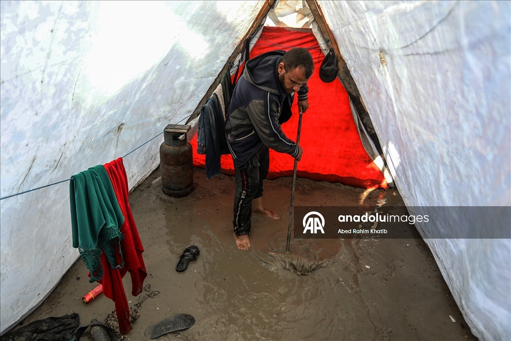 В Газе дожди затопили палатки перемещенных палестинцев