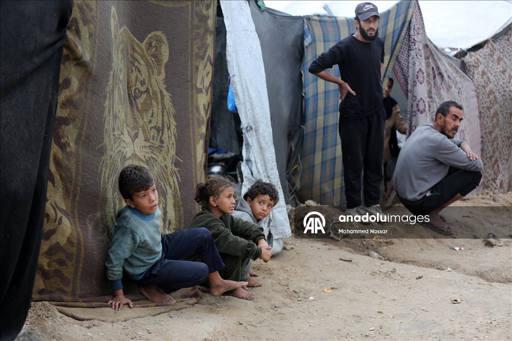 Перемещённые семьи в Дейр-эль-Балахе выживают в тяжёлых условиях под дождём и холодом