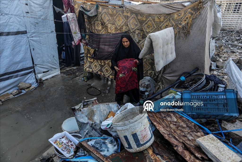 В Газе дожди затопили палатки перемещенных палестинцев