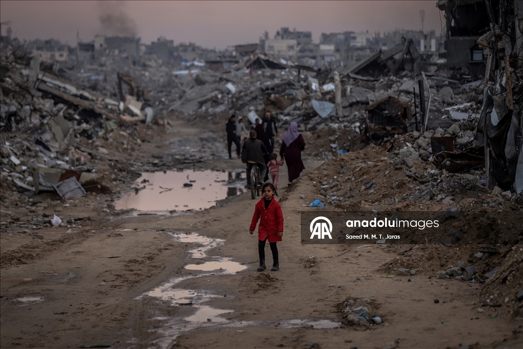 Палестинские семьи в Газе вынуждены жить среди руин