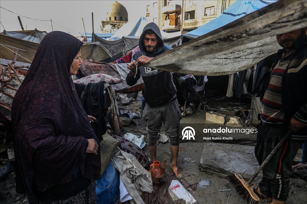 В Газе дожди затопили палатки перемещенных палестинцев