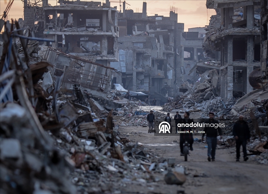 Палестинские семьи в Газе вынуждены жить среди руин