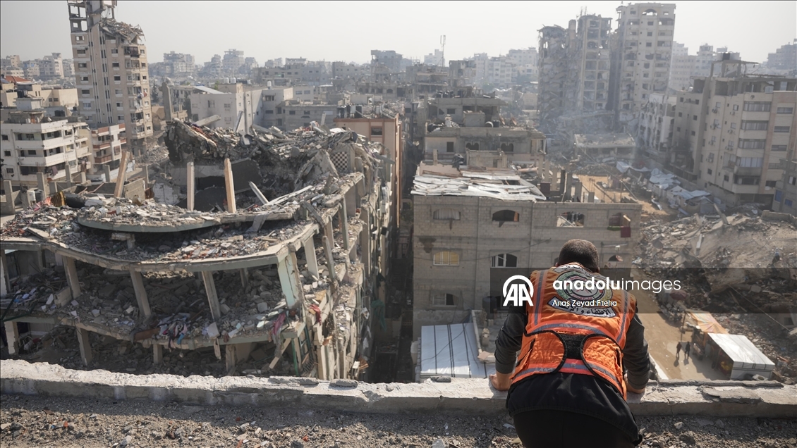 Gazze'de sivil savunma ekipleri, hasarlı binalarda güvenlik çalışmalarını sürdürüyor