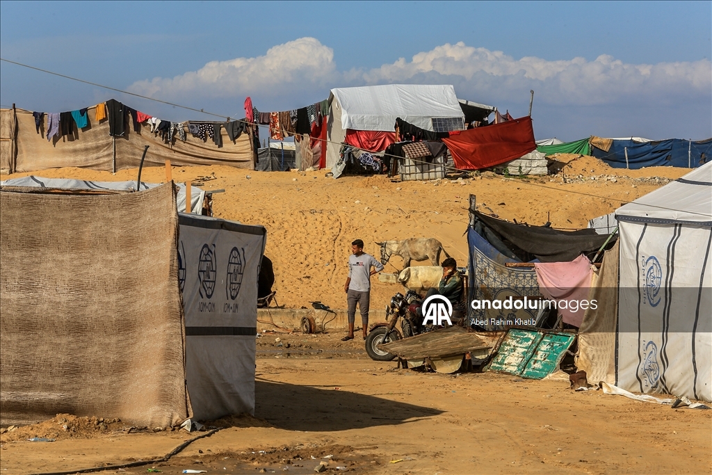 Displaced Palestinian families in Gaza struggle with adverse weather conditions