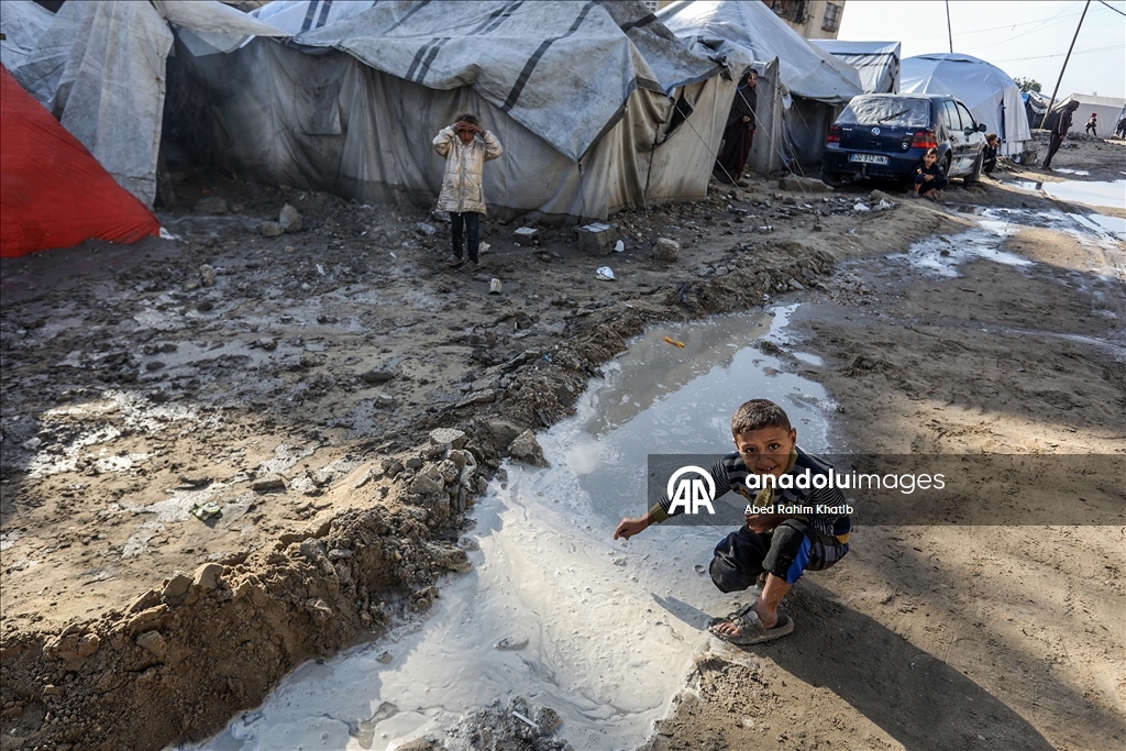 В Газе дожди затопили палатки перемещенных палестинцев