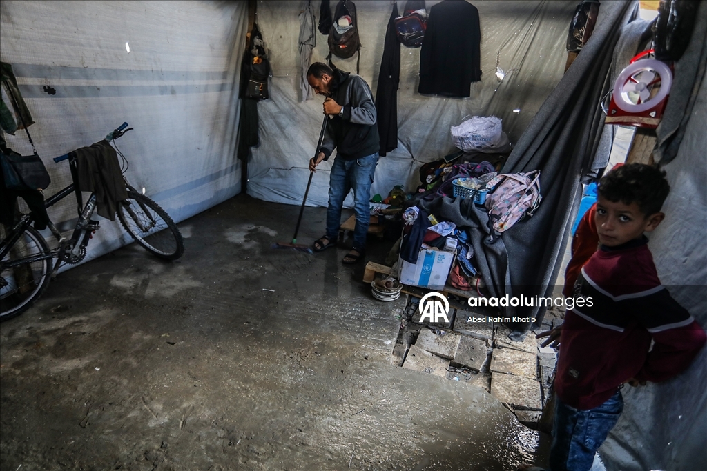 В Газе дожди затопили палатки перемещенных палестинцев