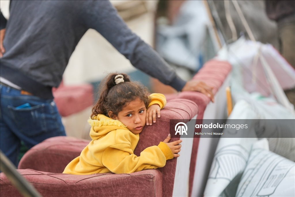 Перемещённые семьи в Дейр-эль-Балахе выживают в тяжёлых условиях под дождём и холодом