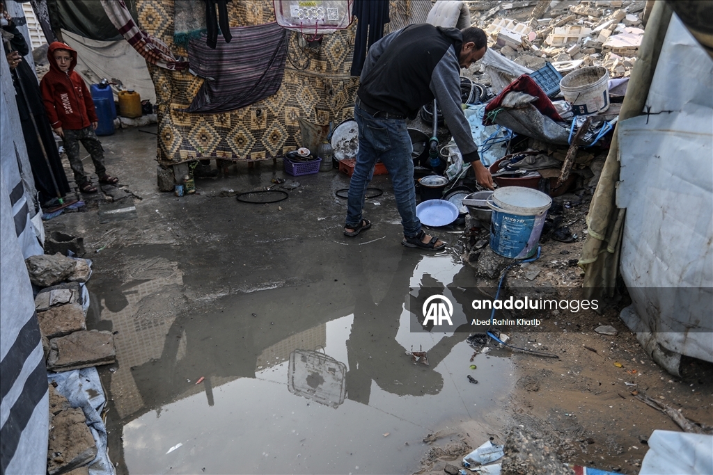 В Газе дожди затопили палатки перемещенных палестинцев