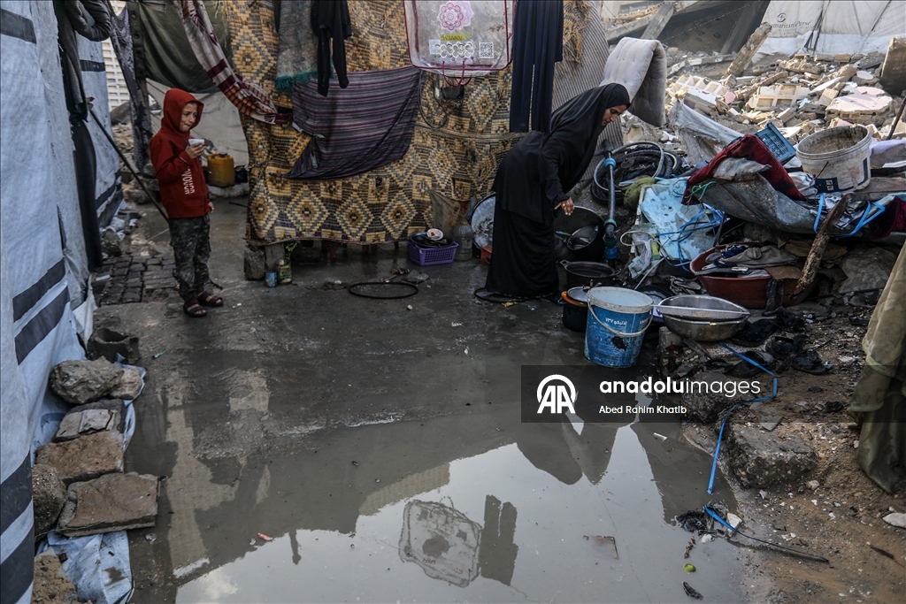 В Газе дожди затопили палатки перемещенных палестинцев