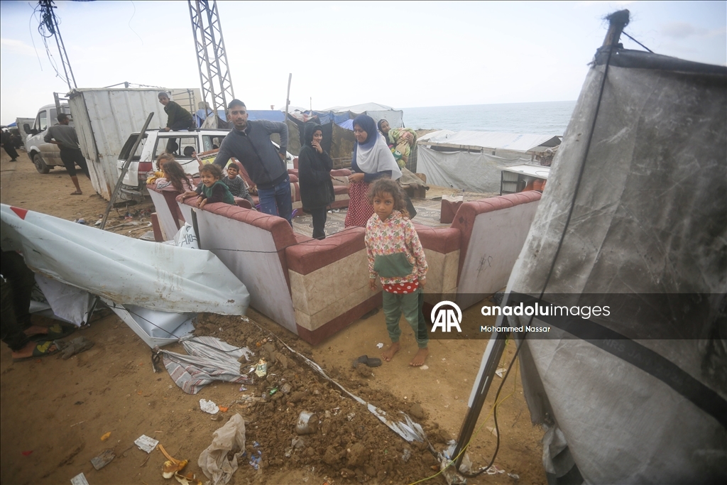 Перемещённые семьи в Дейр-эль-Балахе выживают в тяжёлых условиях под дождём и холодом