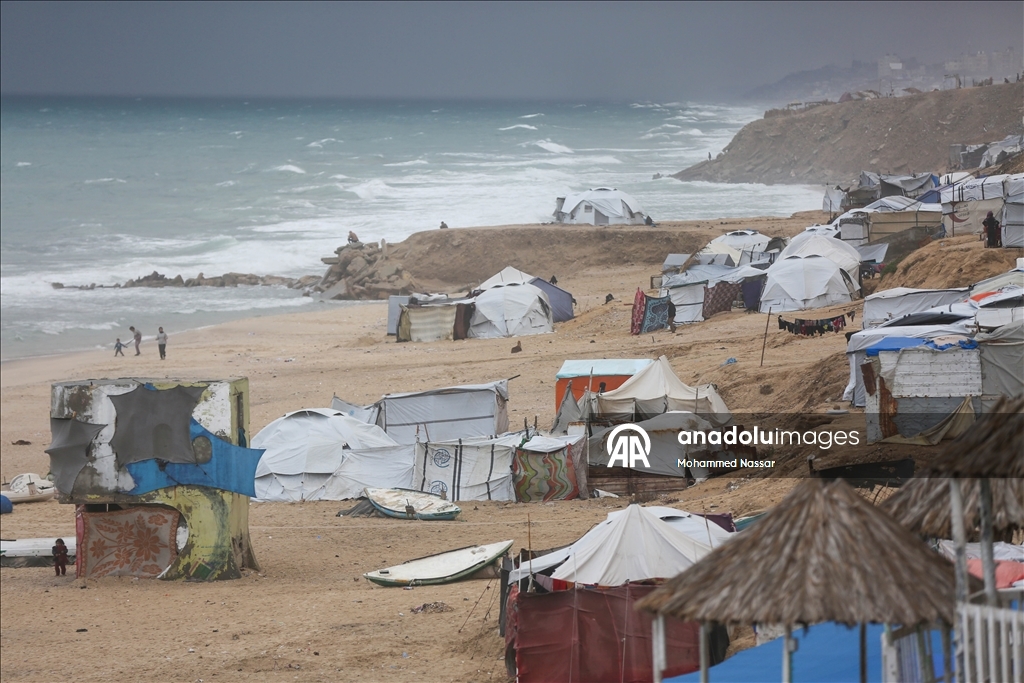 Перемещённые семьи в Дейр-эль-Балахе выживают в тяжёлых условиях под дождём и холодом