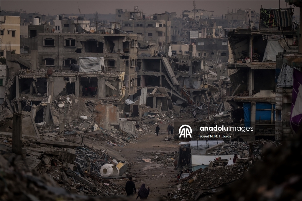 Палестинские семьи в Газе вынуждены жить среди руин