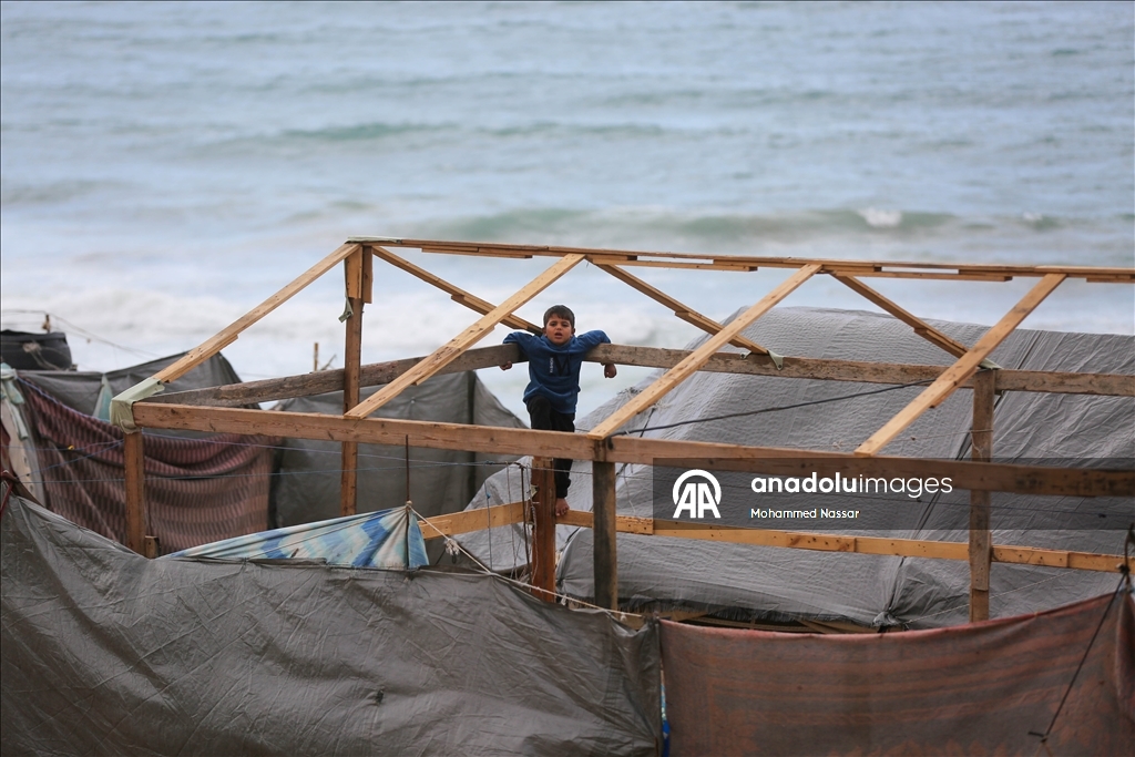 Перемещённые семьи в Дейр-эль-Балахе выживают в тяжёлых условиях под дождём и холодом