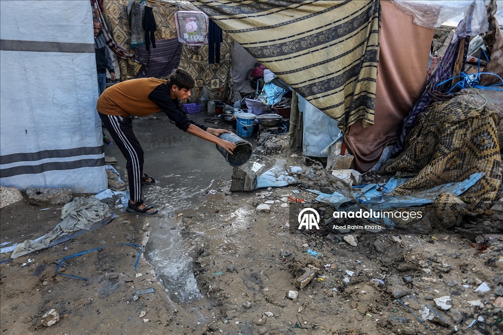 В Газе дожди затопили палатки перемещенных палестинцев