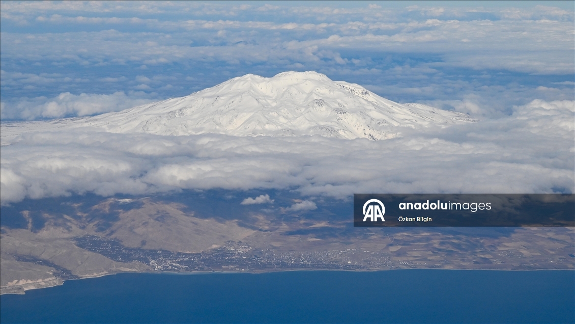 Doğu'nun karlı doruklarına havadan bakış