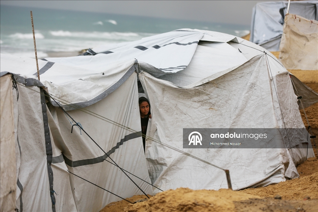 Перемещённые семьи в Дейр-эль-Балахе выживают в тяжёлых условиях под дождём и холодом