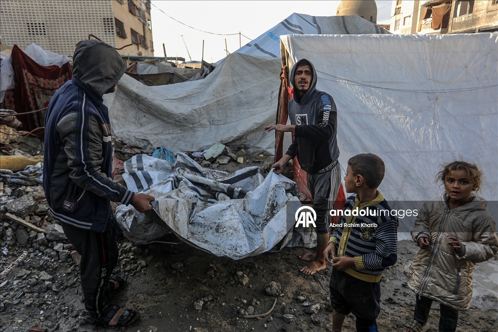 В Газе дожди затопили палатки перемещенных палестинцев