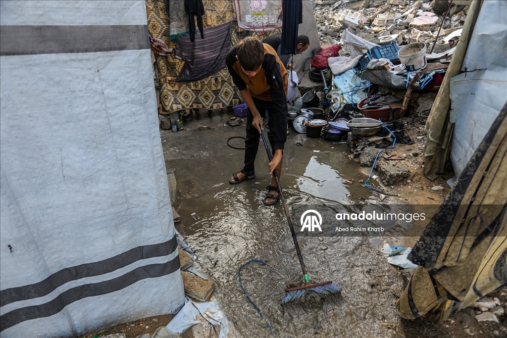 В Газе дожди затопили палатки перемещенных палестинцев