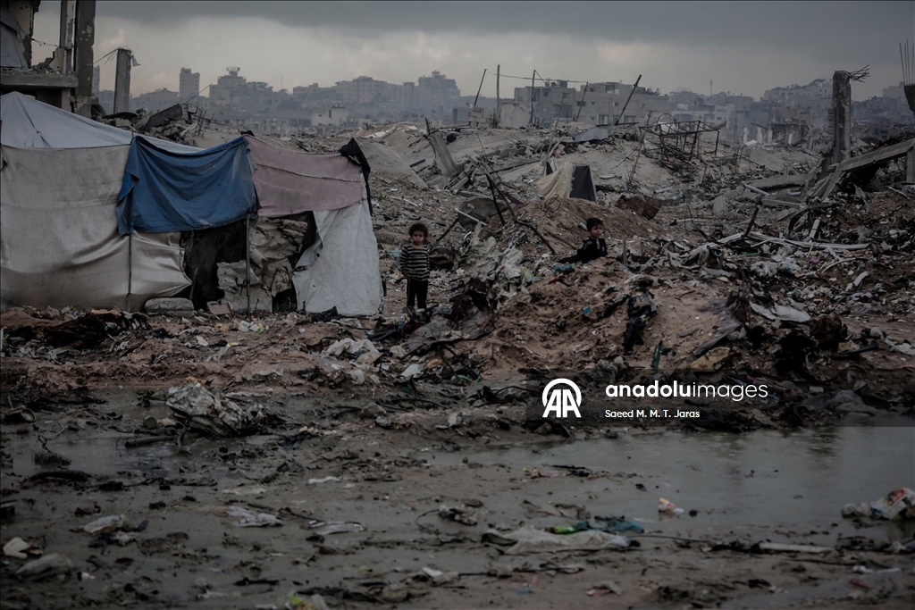 Палестинские семьи в Газе вынуждены жить среди руин