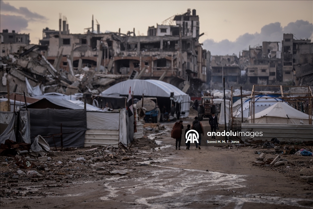 Палестинские семьи в Газе вынуждены жить среди руин