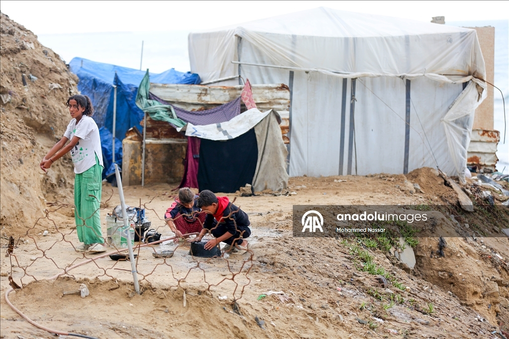 Перемещённые семьи в Дейр-эль-Балахе выживают в тяжёлых условиях под дождём и холодом