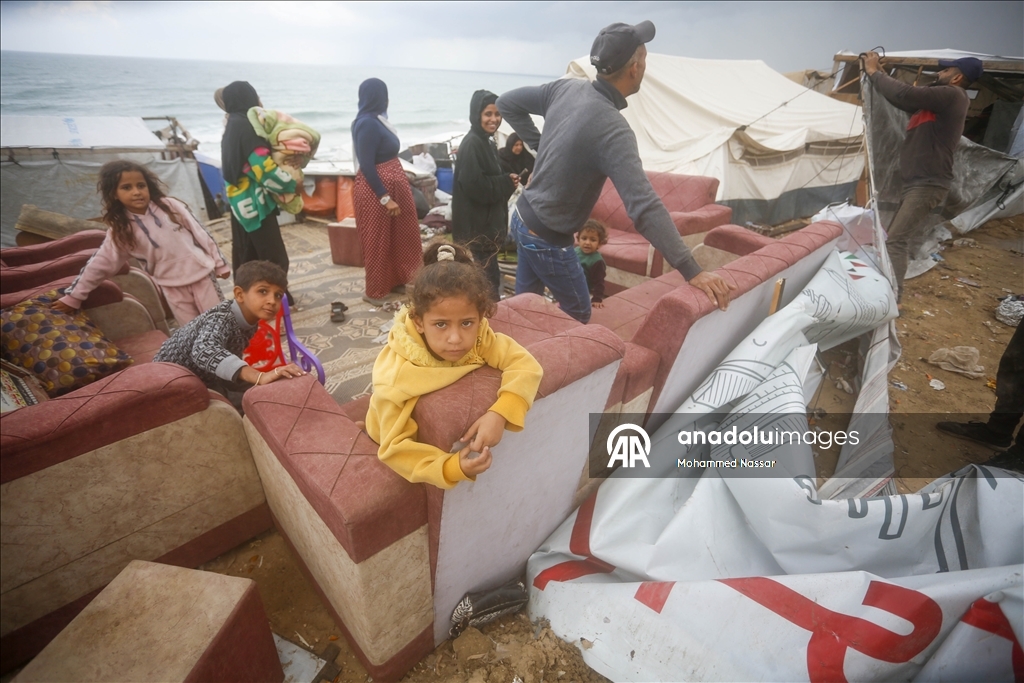 Перемещённые семьи в Дейр-эль-Балахе выживают в тяжёлых условиях под дождём и холодом