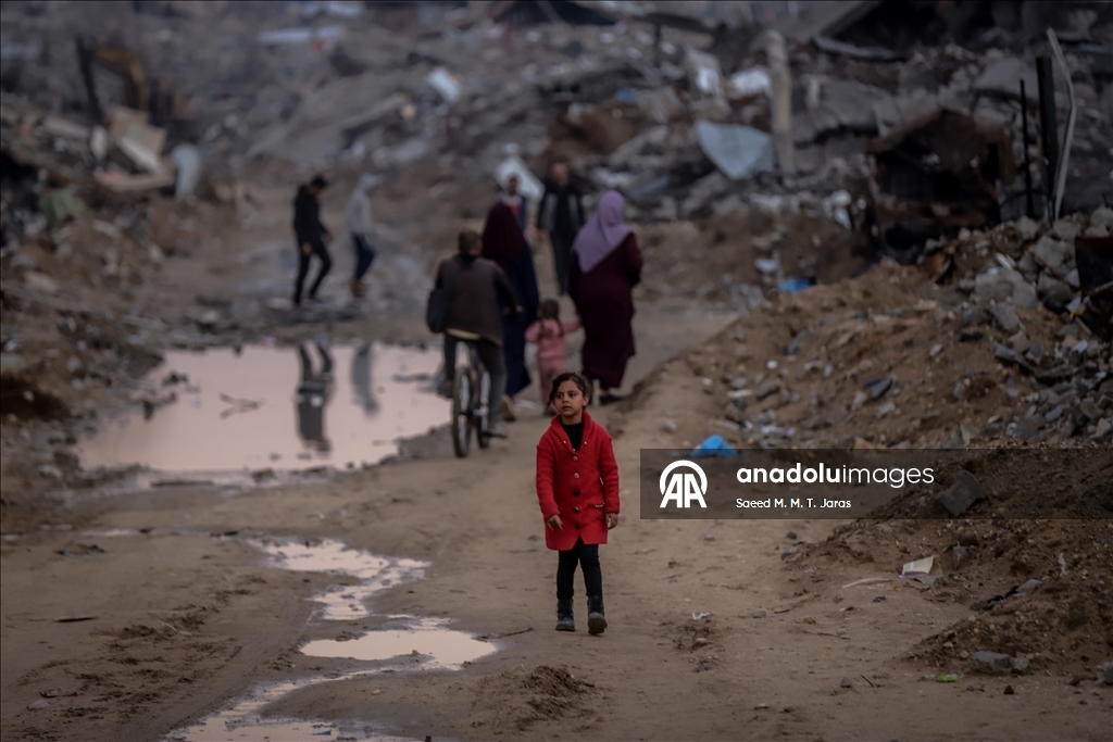 Палестинские семьи в Газе вынуждены жить среди руин