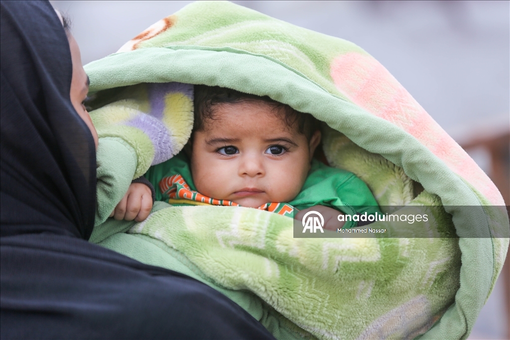 Перемещённые семьи в Дейр-эль-Балахе выживают в тяжёлых условиях под дождём и холодом