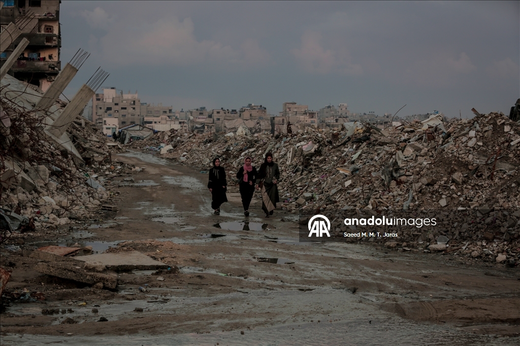 Палестинские семьи в Газе вынуждены жить среди руин