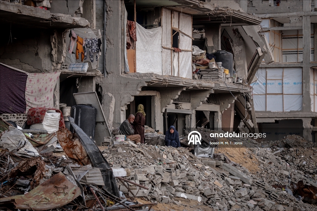 Палестинские семьи в Газе вынуждены жить среди руин