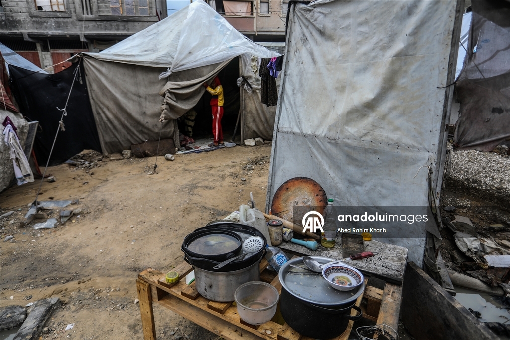 В Газе дожди затопили палатки перемещенных палестинцев