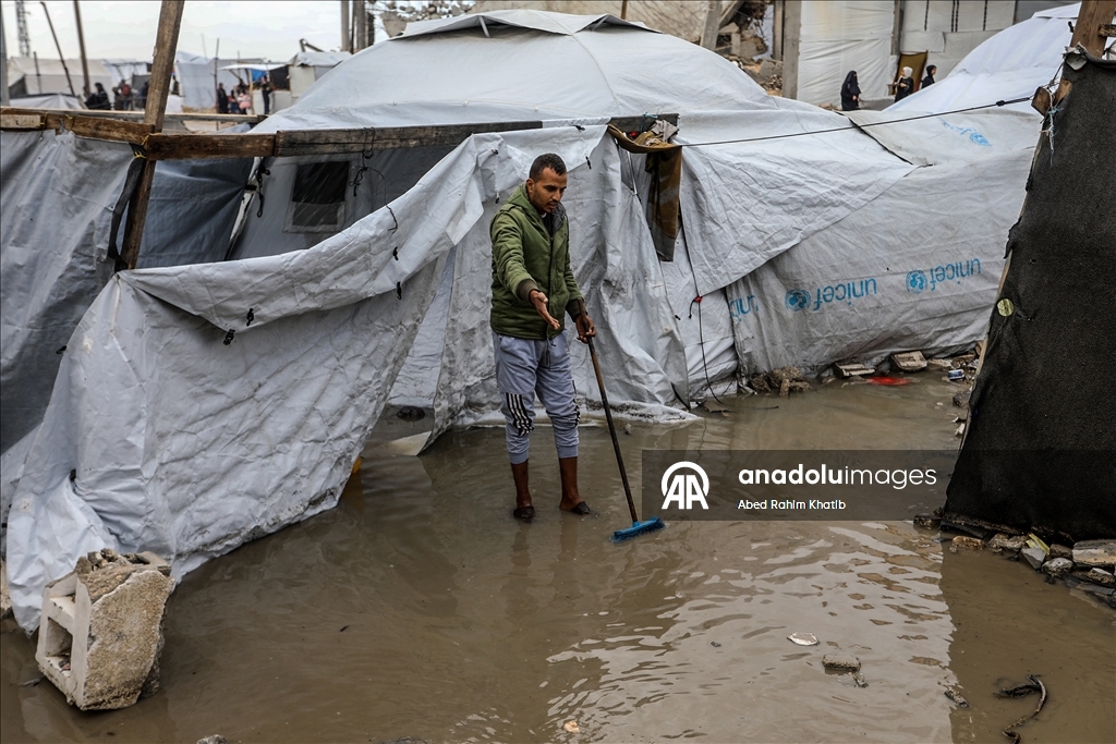 В Газе дожди затопили палатки перемещенных палестинцев