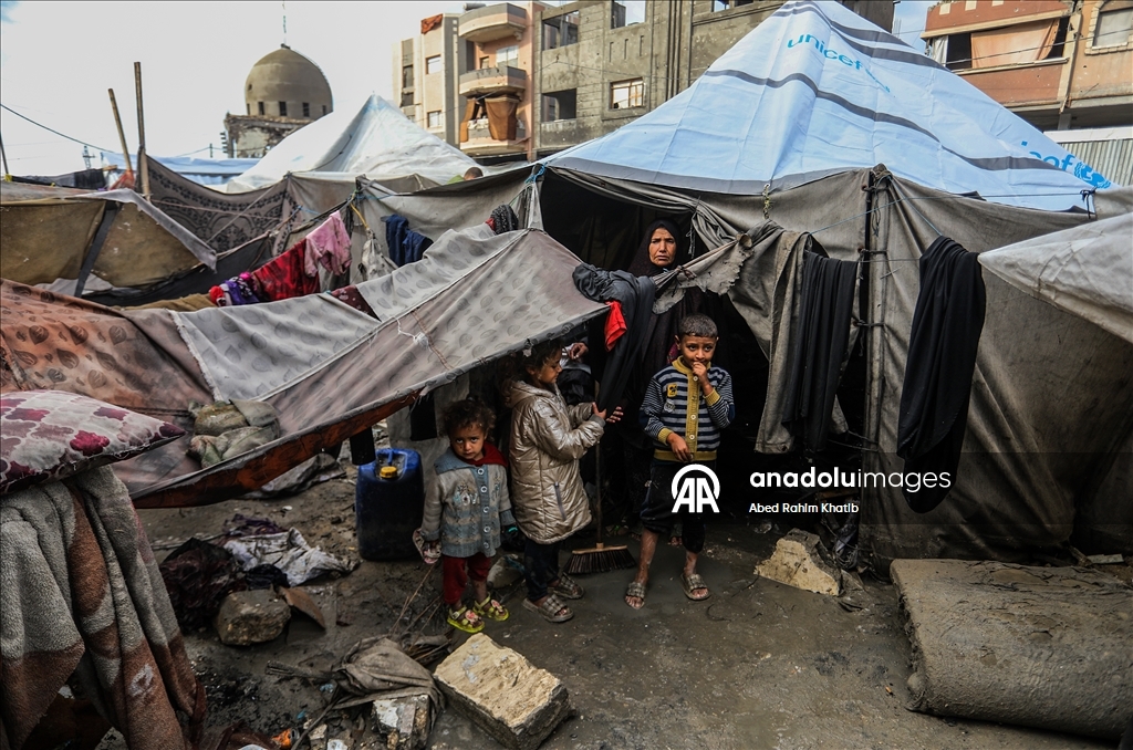 В Газе дожди затопили палатки перемещенных палестинцев