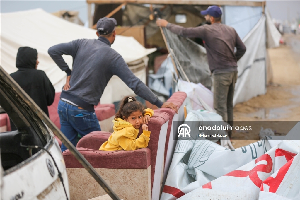 Перемещённые семьи в Дейр-эль-Балахе выживают в тяжёлых условиях под дождём и холодом