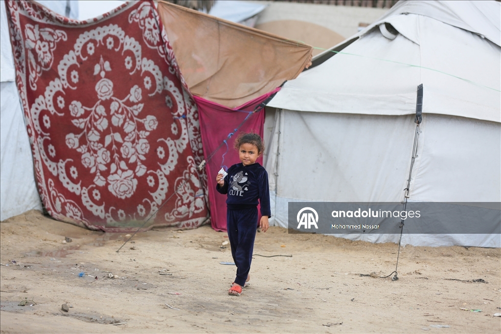Перемещённые семьи в Дейр-эль-Балахе выживают в тяжёлых условиях под дождём и холодом