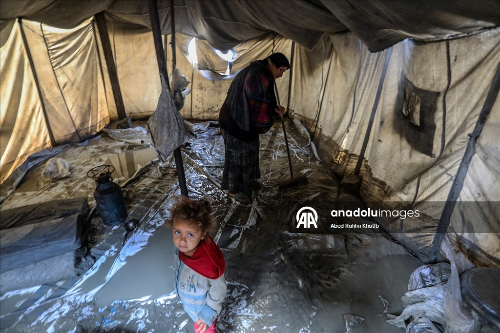 В Газе дожди затопили палатки перемещенных палестинцев