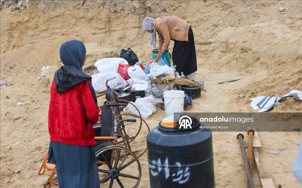 Перемещённые семьи в Дейр-эль-Балахе выживают в тяжёлых условиях под дождём и холодом