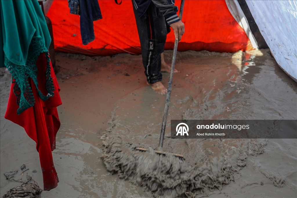 В Газе дожди затопили палатки перемещенных палестинцев