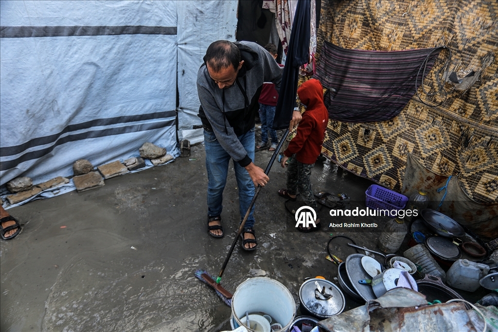 В Газе дожди затопили палатки перемещенных палестинцев
