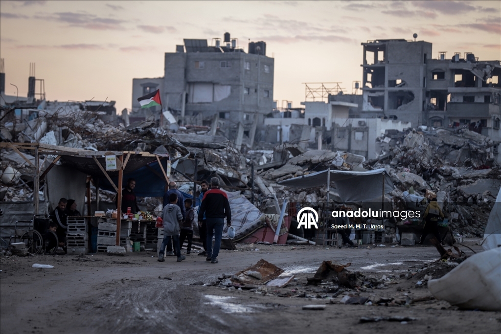 Палестинские семьи в Газе вынуждены жить среди руин