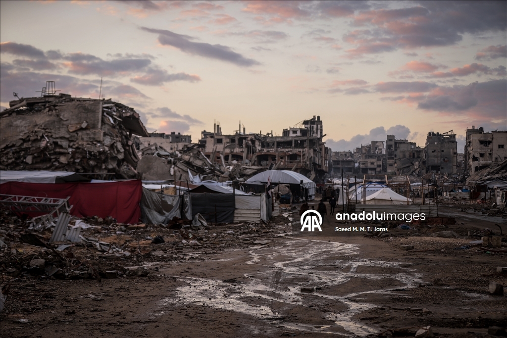 Палестинские семьи в Газе вынуждены жить среди руин