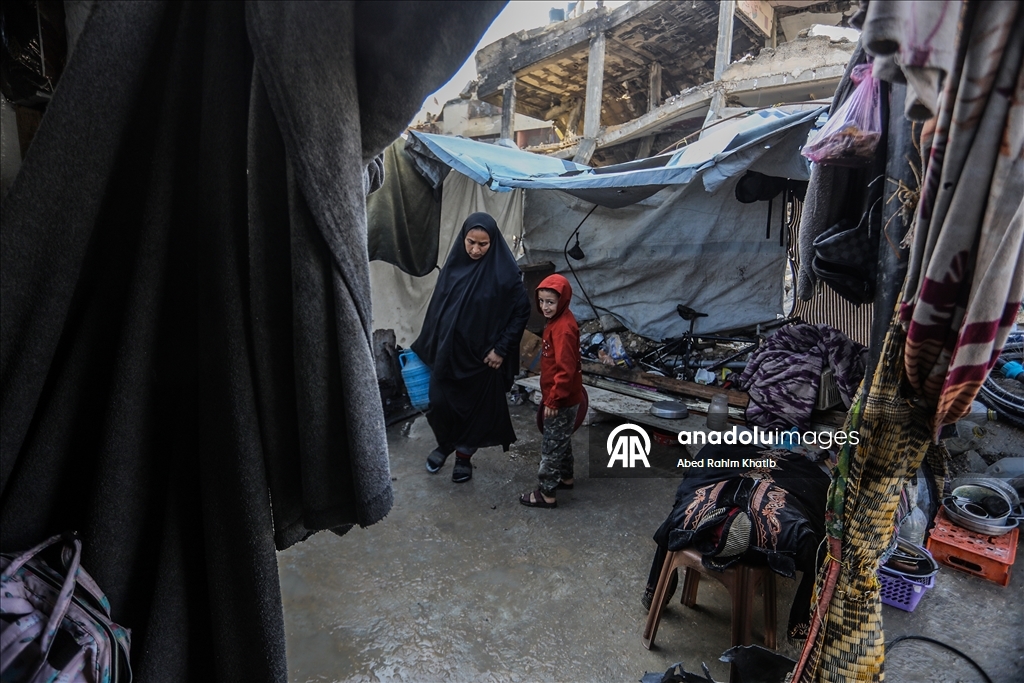 В Газе дожди затопили палатки перемещенных палестинцев