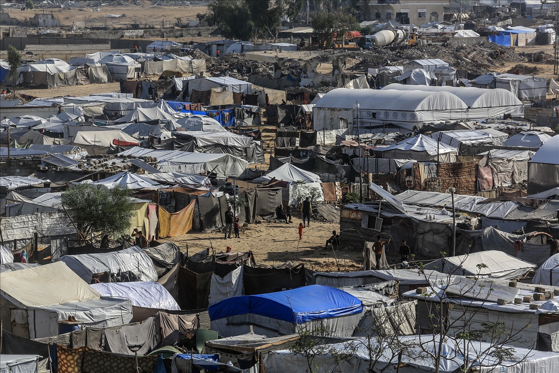 Displaced Palestinian families in Gaza struggle with adverse weather conditions