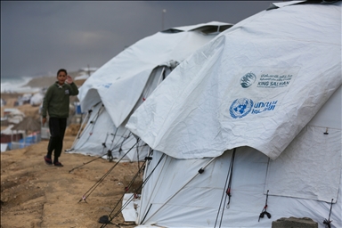 Перемещённые семьи в Дейр-эль-Балахе выживают в тяжёлых условиях под дождём и холодом