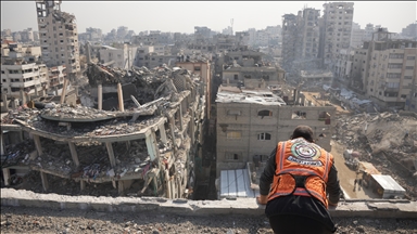 Gazze'de sivil savunma ekipleri, hasarlı binalarda güvenlik çalışmalarını sürdürüyor